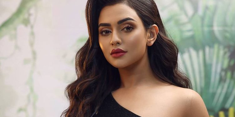 নিজের পরা পোশাক বস্তির মেয়েদের দিচ্ছেন নুসরাত ফারিয়া