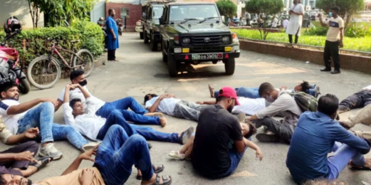 সেনা কর্মকর্তাদের গাড়ির সামনে শুয়ে পড়লেন চাকরিচ্যুত সেনা সদস্যরা