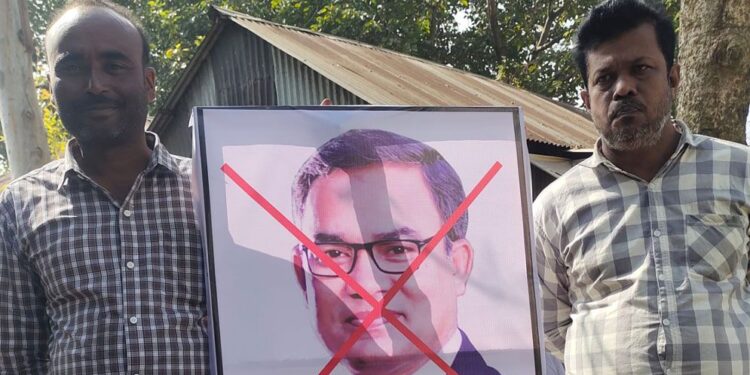 ঘুস নিয়ে কমিটি গঠন, বিএনপি নেতার বিরুদ্ধে ঝাড়ু মিছিল