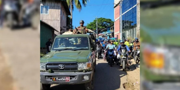 সেনাবাহিনীর সহায়তায় সাজেক থেকে ফিরছে আটকা পড়া পর্যটকরা