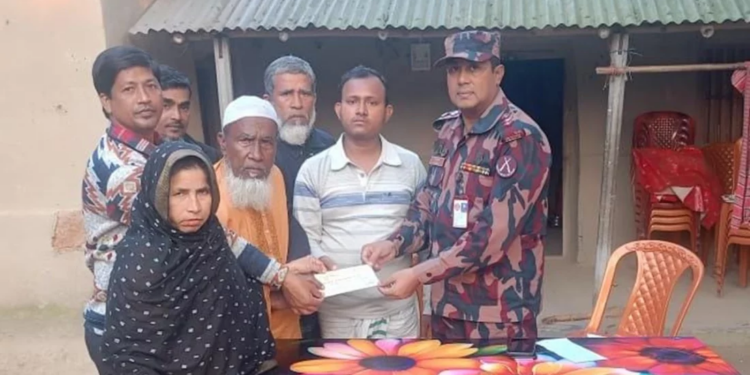 আবু সাঈদের পরিবারের কাছে ১০ লাখ টাকার চেক হস্তান্তর করলো বিজিবি
