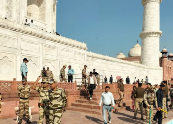 তাজমহলকে বোমা মেরে উড়িয়ে দেওয়ার হুমকি