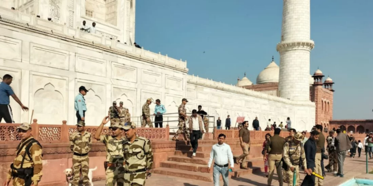 তাজমহলকে বোমা মেরে উড়িয়ে দেওয়ার হুমকি