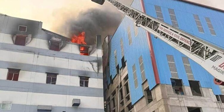 সোনারগাঁয়ে মেঘনা গ্রুপের ফ্যাক্টরিতে অগ্নিকাণ্ড, ক্ষতি ৪০০ কোটি টাকা