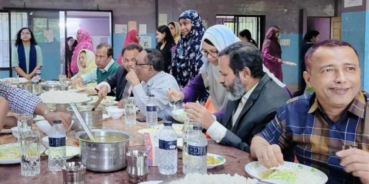 খাদ্যের মান যাচাইয়ে এসে শিক্ষার্থীদের সঙ্গে খেলেন উপাচার্য