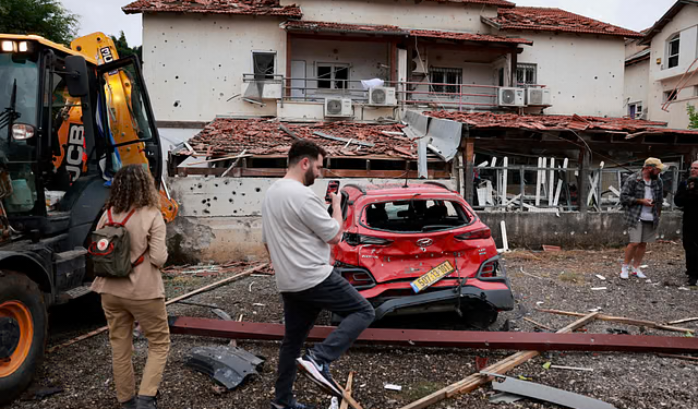 ইসরায়েলে মুহুর্মুহু ক্ষেপণাস্ত্র ও ড্রোন হামলা চালাল হিজবুল্লাহ