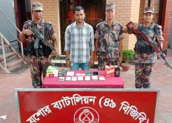 প্রচুর বৈদেশিক মুদ্রা ও বিদেশি মদসহ বেনাপোলে যাত্রী আটক