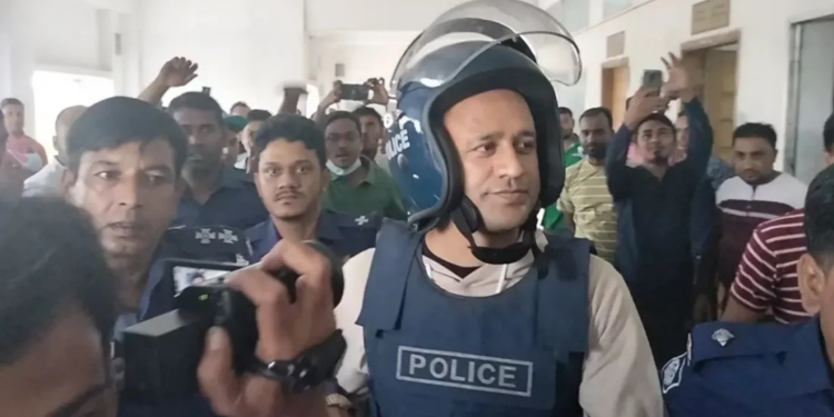 এজলাস থেকে নেমে কান্নায় ভেঙে পড়েন ব্যারিস্টার সুমন