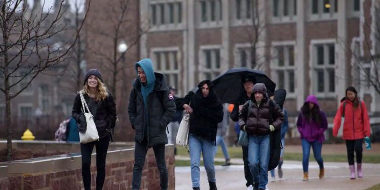 কেন বিদেশি শিক্ষার্থীদের ক্যাম্পাসে দ্রুত ফিরতে বলছে যুক্তরাষ্ট্রের বিশ্ববিদ্যালয়গুলো?