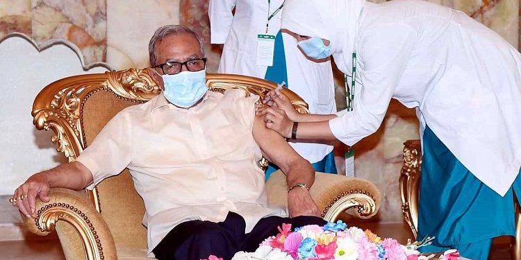করোনার দ্বিতীয় ডোজ টিকা নিলেন রাষ্ট্রপতি আব্দুল হামিদ