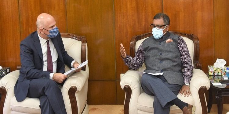 ‘পর্যায়ক্রমে দেশের সব মানুষই ভ্যাকসিন পাবে’