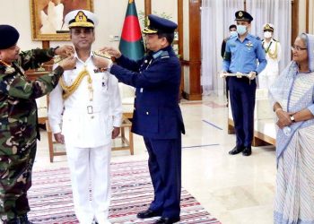 এডমিরাল র‌্যাংক ব্যাজ পরানো হলো নৌবাহিনী প্রধানকে