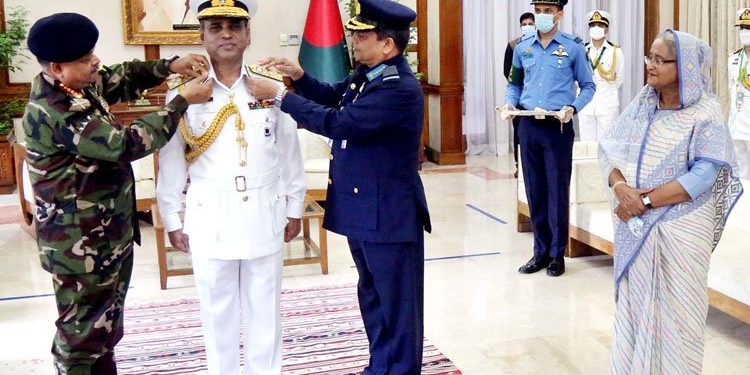 এডমিরাল র‌্যাংক ব্যাজ পরানো হলো নৌবাহিনী প্রধানকে