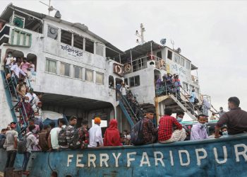 শাটডাউনের ভয়ে ফেরিতে বাড়ছে মানুষের জটলা