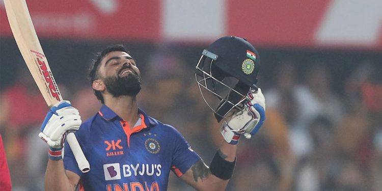 ফের সেঞ্চুরি হাঁকিয়ে শচীনের জোড়া রেকর্ড ভাঙলেন কোহলি