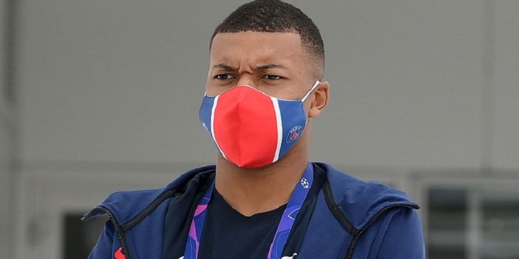 দলের বর্ণবাদবিরোধী অবস্থানে গর্বিত এমবাপে