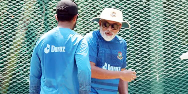 আগ্রাসী ক্রিকেট মানেই স্টেডিয়ামের বাইরে বল পাঠানো নয়: হাথুরুসিংহে