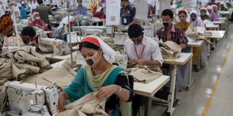 অক্টোবরে তৈরি পোশাক রপ্তানি কমতে পারে ২০ শতাংশ : বিজিএমইএ
