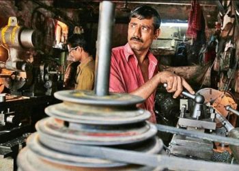 বাংলাদেশে অর্ধেক কারখানা পরিচালনা করছে ডিগ্রিবিহীন কর্মী