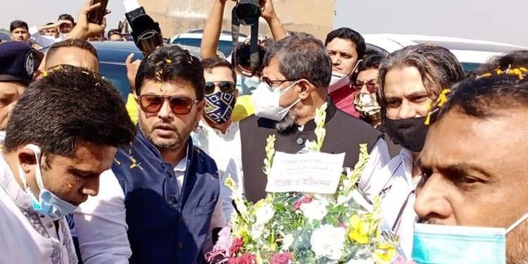 কাঁঠালবাড়ি ফেরিঘাটে যুবলীগ নেতাদের ফুল দিয়ে শুভেচ্ছা নিক্সন চৌধুরীর